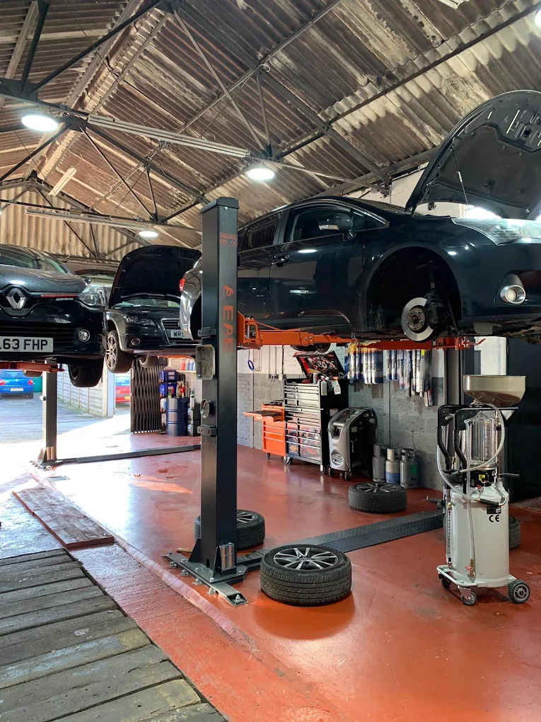 The French Correction workshop, cars on ramps